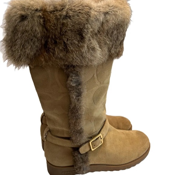 COACH Deeann Signature Boots Camel Tan Suede Buckle Rabbit Fur Trim Size 7B - Picture 1 of 13